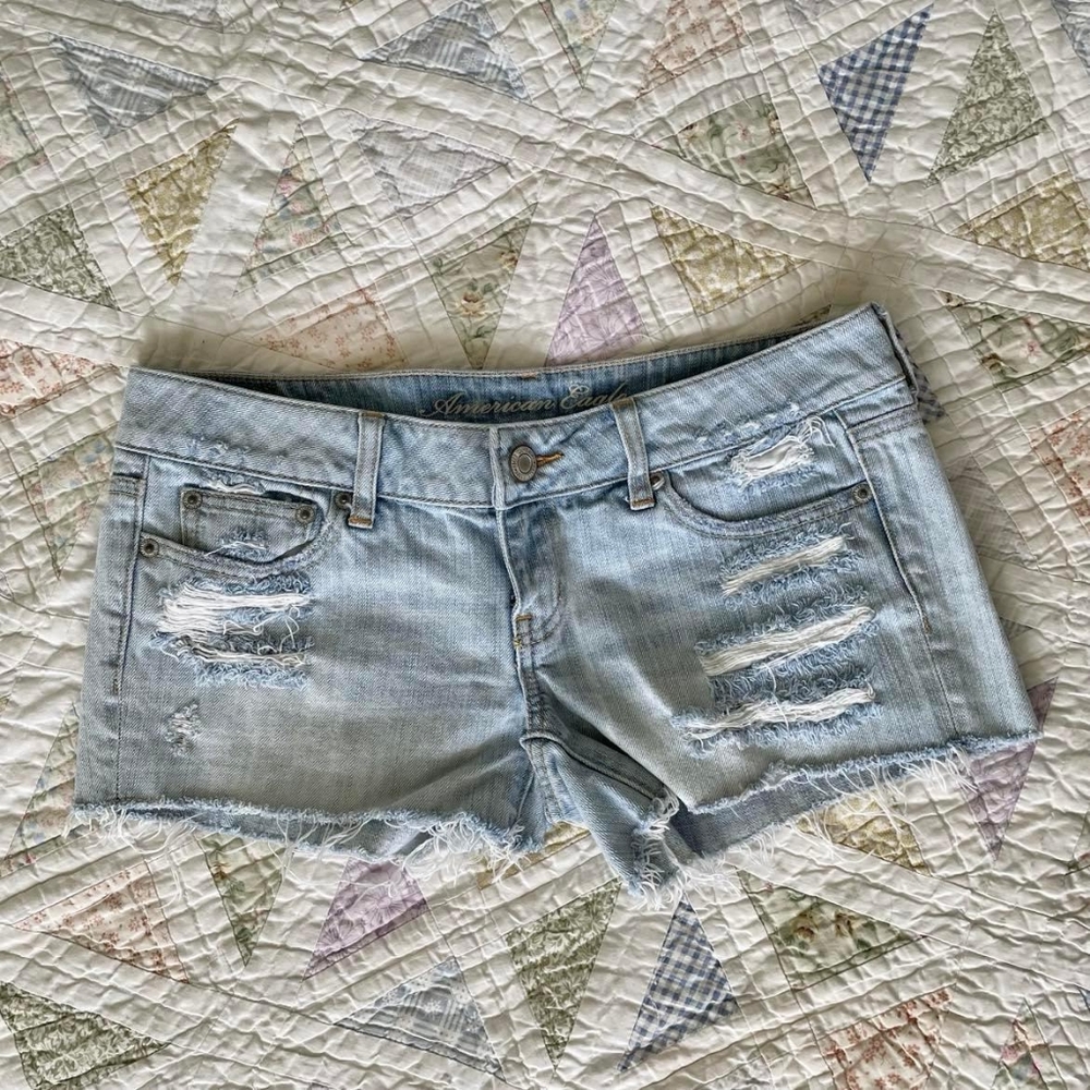 American Eagle Light Wash Denim Shorts, size 4